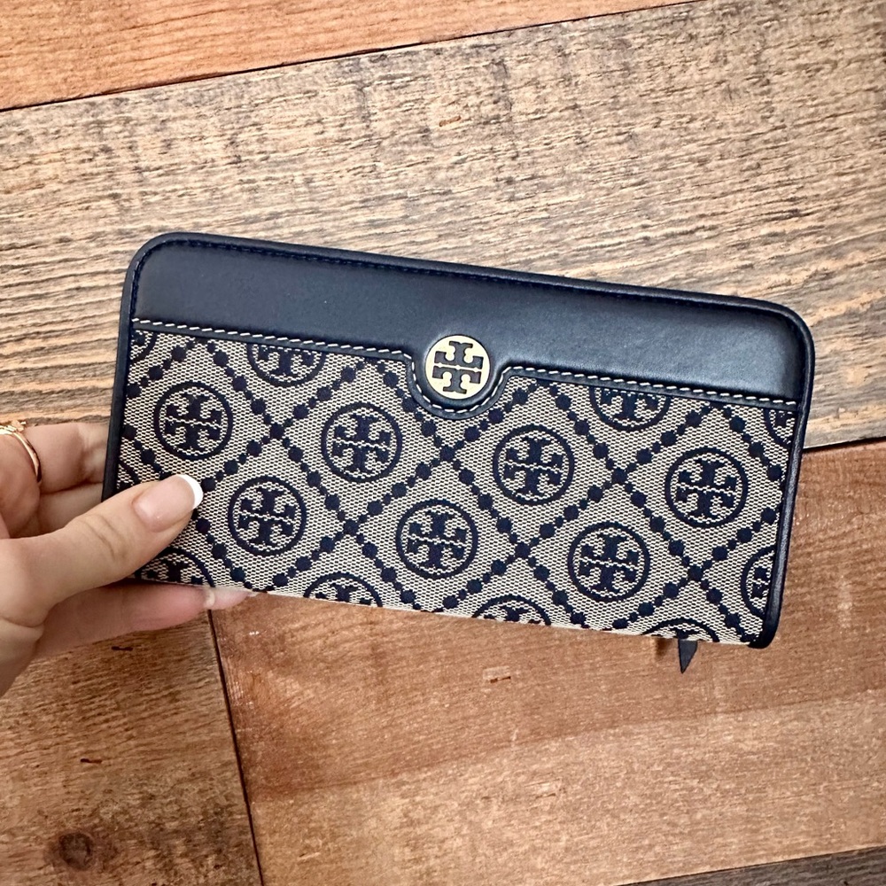 Tory Burch Navy and Beige Wallet